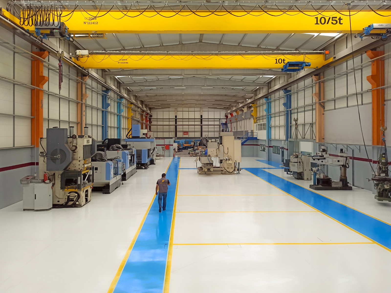 Betão afagado nave industrial 01 Equipa técnica a aplicar pavimento em epóxi numa obra industrial