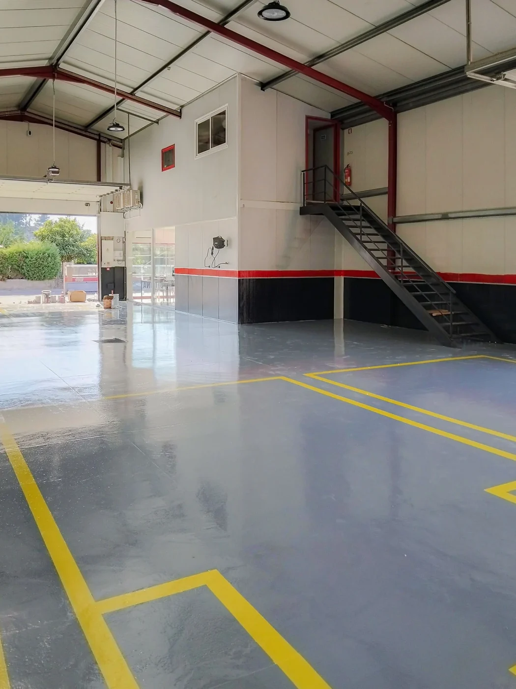 Parque de estacionamento com pavimento epóxi e marcação amarela de lugares