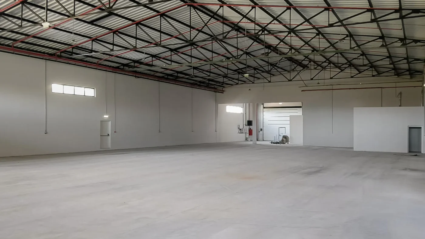 Nave industrial com pavimento epóxi cinzento contínuo e sem juntas